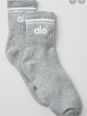 ALO Yoga Unisex M Crew Athletic Socks in Heather Gray with White Logo